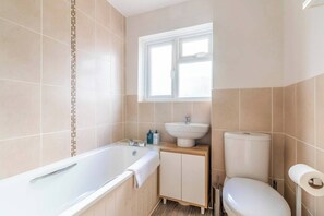 Hair dryer, towels - Spacious Sea View 2 bedroom Sleeps 6-Free Parking (Bournemouth)