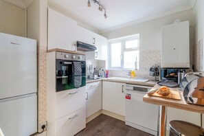 Kühlschrank, Ofen, Toaster, Kochgeschirr/Geschirr/Besteck