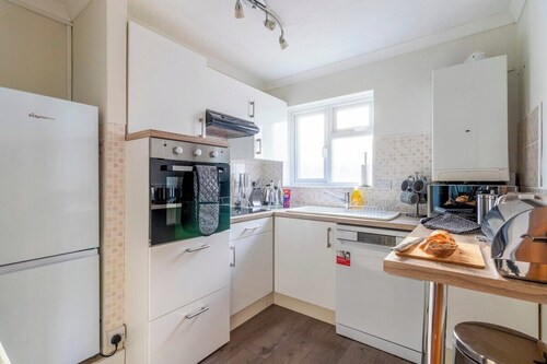 Spacious Sea View 2 bedroom Sleeps 6-Free Parking