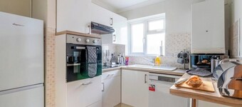 Spacious Sea View 2 bedroom Sleeps 6-Free Parking