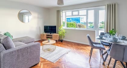 Spacious Sea View 2 bedroom Sleeps 6-Free Parking