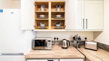 Fridge, oven, toaster, cookware/dishes/utensils