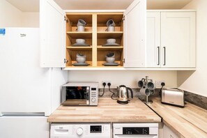 Kjøleskap, ovn, brødrister og kjøkkenutstyr