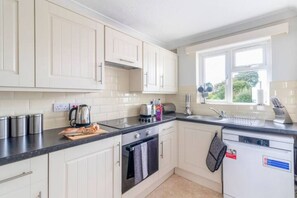 Fridge, microwave, oven, coffee/tea maker - Trendy Sea View 2 bedroom Sleeps 6 - Free Parking (Bournemouth)