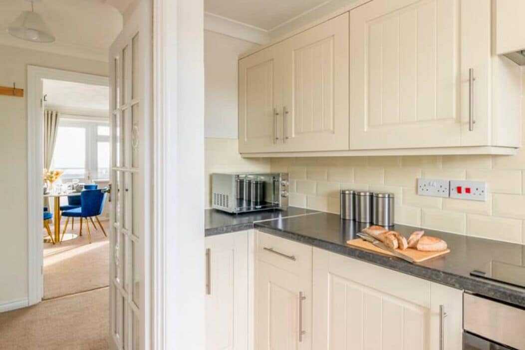 Kjøleskap, mikrobølgeovn, ovn og kaffetrakter/tekoker