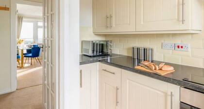 Trendy Sea View 2 bedroom Sleeps 6 - Free Parking