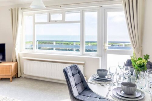 Large Sea View 2 bedroom Sleeps 6 - Free Parking