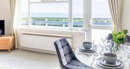 Large Sea View 2 bedroom Sleeps 6 - Free Parking