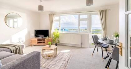 Large Sea View 2 bedroom Sleeps 6 - Free Parking