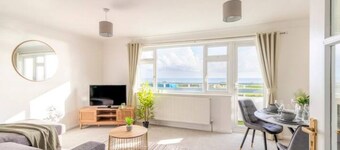 Large Sea View 2 bedroom Sleeps 6 - Free Parking