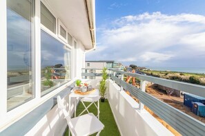 Outdoor dining - Breath Taking Sea View 2 bedroom Sleeps 6- Parking (Bournemouth)