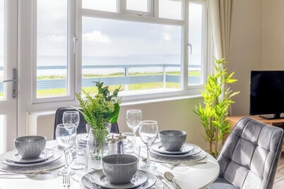 Panoramic Sea View Apartment Sleeps 6-Free Parking