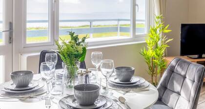 Panoramic Sea View Apartment Sleeps 6-Free Parking