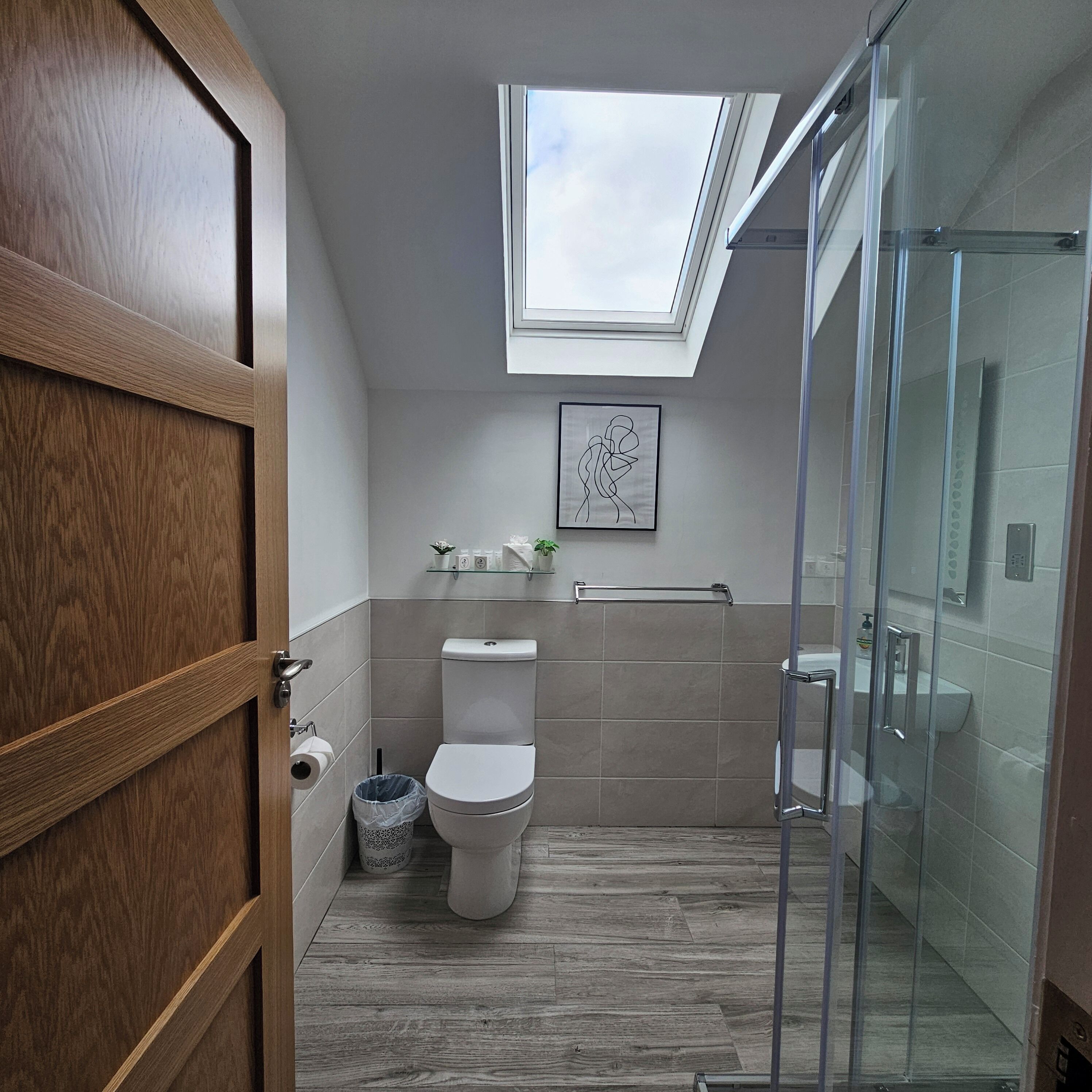 Kamar Double atau Twin Mewah | Kamar mandi | Shower, pengering rambut, handuk, dan sabun