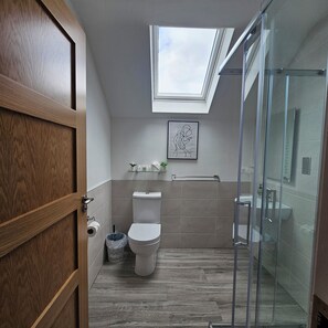 Luxury Double or Twin Room | Bathroom | Shower, hair dryer, towels, soap - The Cé Hideout (Brandon)