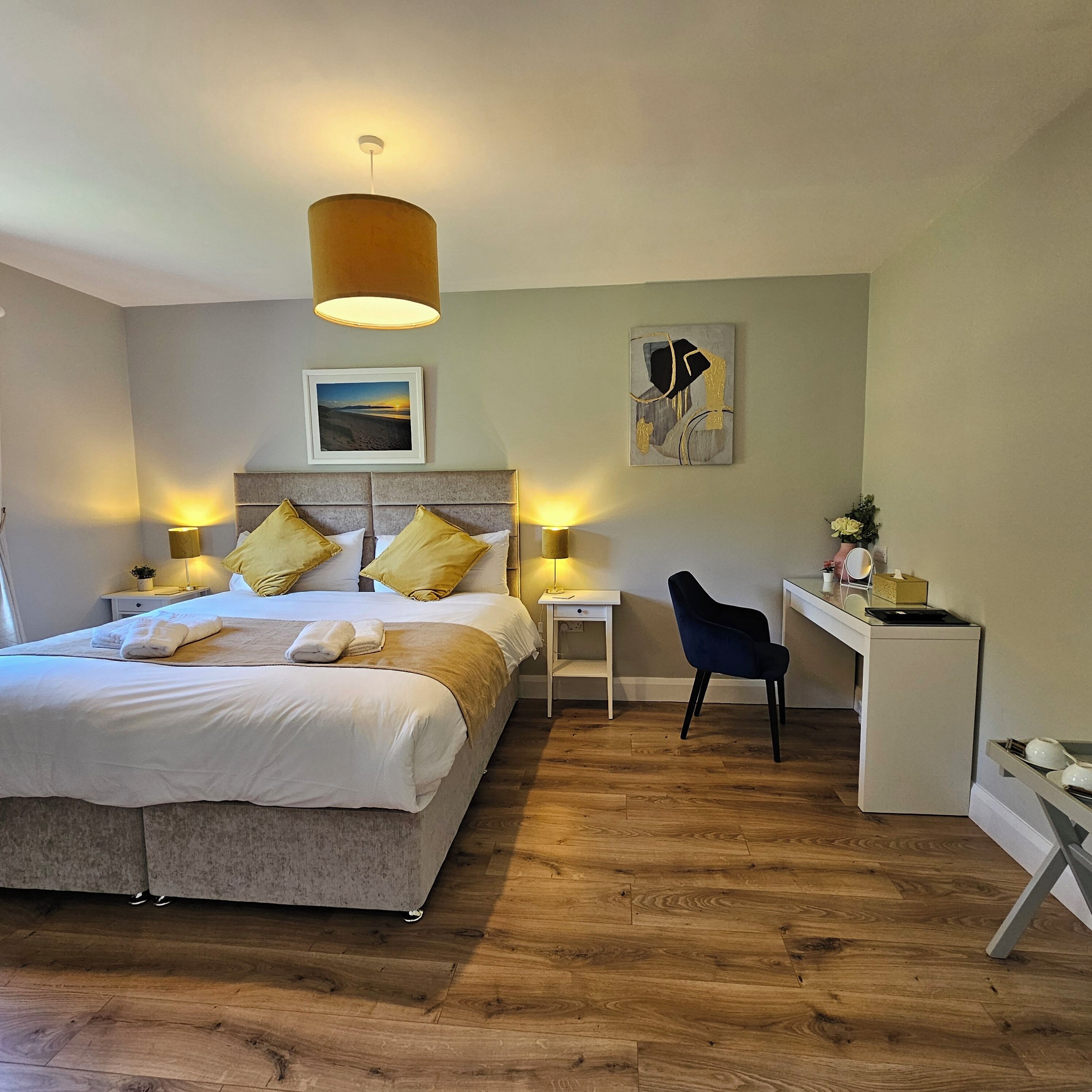 Decoración personalizada, muebles diferentes y escritorio 