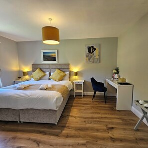 特色装修、特色家居、办公桌、笔记本电脑工作区