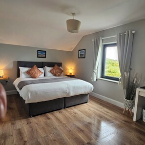 Kahden hengen luksushuone (yksi tai kaksi sänkyä) | Yksilöllisesti sisustettu, yksilöllisesti kalustettu, työpöytä