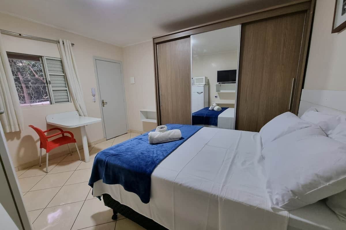 Estúdio empresarial | 1 quarto, frigobar, escrivaninha, ferros/tábuas de passar roupa