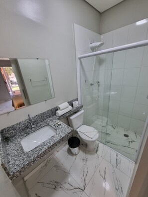 Shower, hair dryer, towels, soap - Casa Jardim Studios (São Paulo)