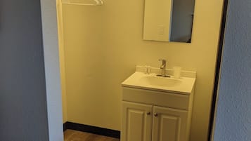 Quarto solteiro básico | Banheiro | Chuveiro/banheira combinados, toalhas de banho, sabonete, shampoo