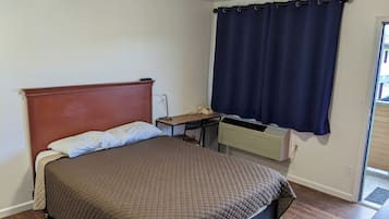 Double Room | Desk, laptop workspace, free WiFi, bed sheets