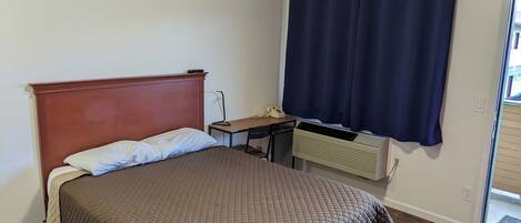 Basic Double Room | Desk, laptop workspace, free WiFi, bed sheets