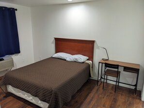 Double Room | Desk, laptop workspace, free WiFi, bed sheets - K&E Motor Inn (Edmonds)
