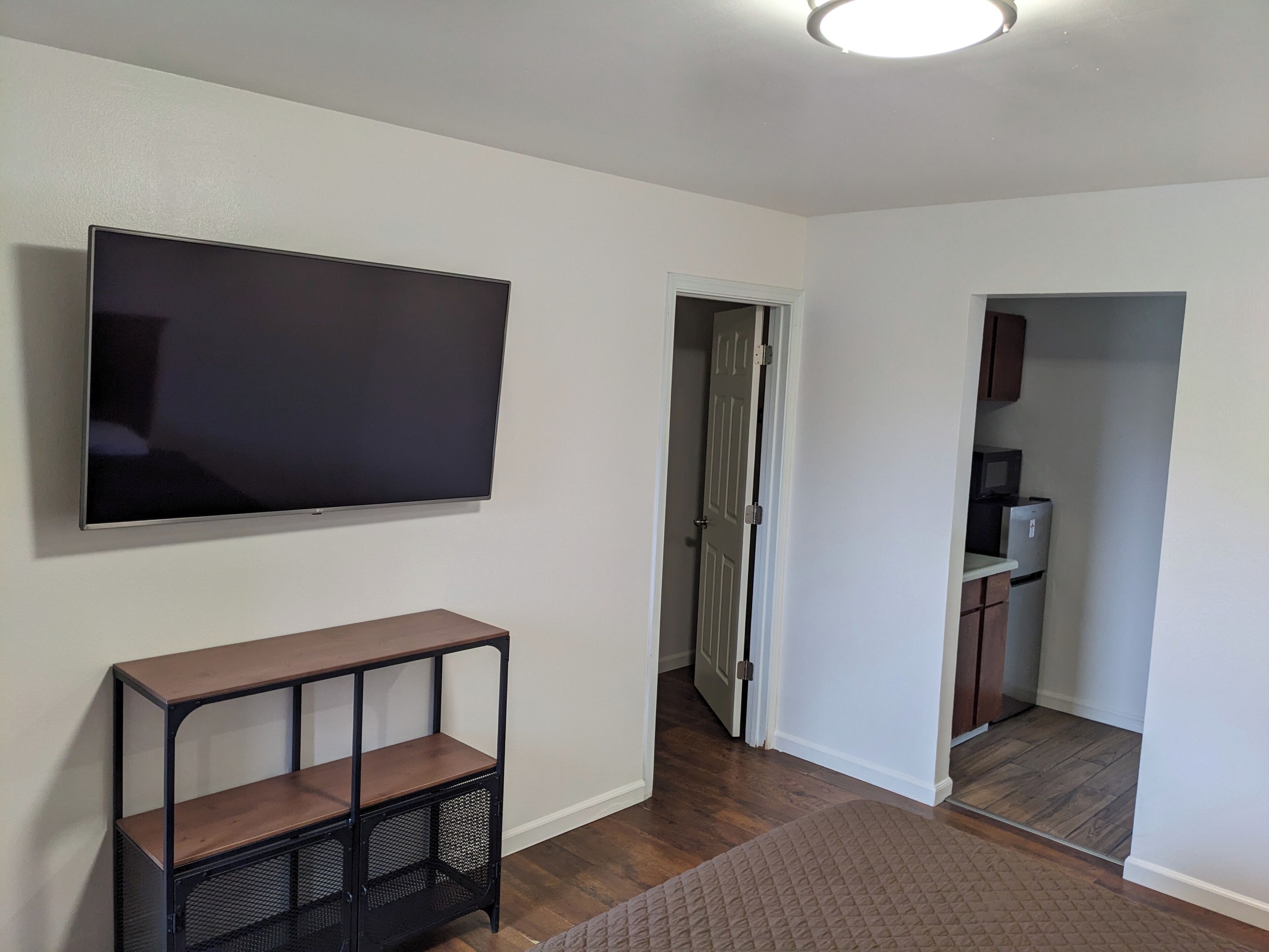 Bureau, espace de travail pour ordinateur portable, Wi-Fi gratuit