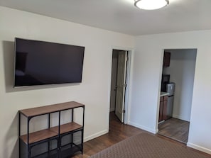 Kamar Double | Meja kerja, ruang kerja ramah laptop, Wi-Fi gratis, dan seprai linen