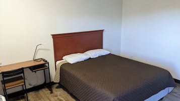 Escritorio, espacio para trabajar con laptop y wifi gratis