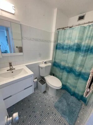 Sèche-cheveux, serviettes fournies, savon, papier toilette