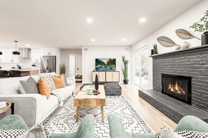 Televisión, chimenea, mesa de ping pong