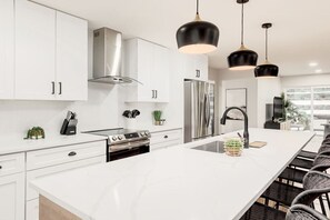Frigorífico, microondas, horno y placa de cocina