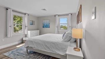 4 bedrooms, iron/ironing board, WiFi, bed sheets