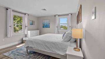 4 bedrooms, iron/ironing board, WiFi, bed sheets