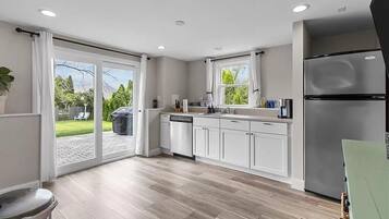 Réfrigérateur, micro-ondes, four, plaque de cuisson