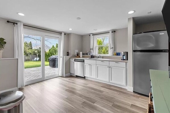 Een koelkast, een microgolfoven, een oven, een kookplaat