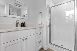 Shower, hair dryer - Allston Greens (Middletown)