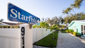 Ein Straßenschild mit der Aufschrift 'Starfish' und einem Pfeil.