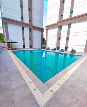 Utendørsbasseng og et oppvarmet basseng