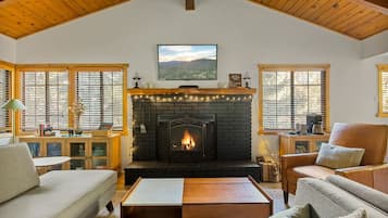 Televisión, chimenea y estéreo