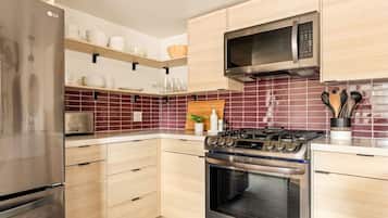 Een koelkast, een magnetron, een oven, een kookplaat