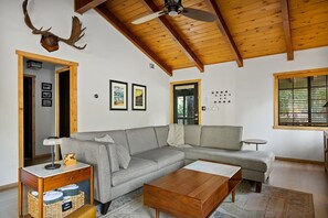 电视、壁炉、立体声音响