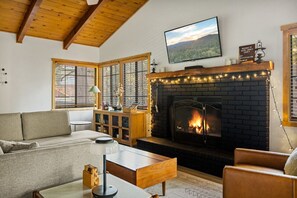 Televisión, chimenea, estéreo