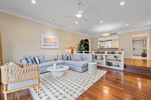 TV - Groundfloor Steps to Beach 3BR Villa |Pool+Hot Tub (Kahuku)