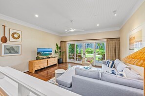 TV - Groundfloor Steps to Beach 3BR Villa |Pool+Hot Tub (Kahuku)