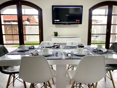 Casa Caiobá! 4 Quartos com Ar-cond., 4 Vagas de Estacionamento, Amplo Quintal!