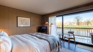 Luksusrom, 1 kingsize-seng, badekar, utsikt mot innsjø | Utsikt mot innsjø