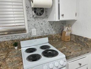 Een koelkast, een microgolfoven, een oven, een kookplaat